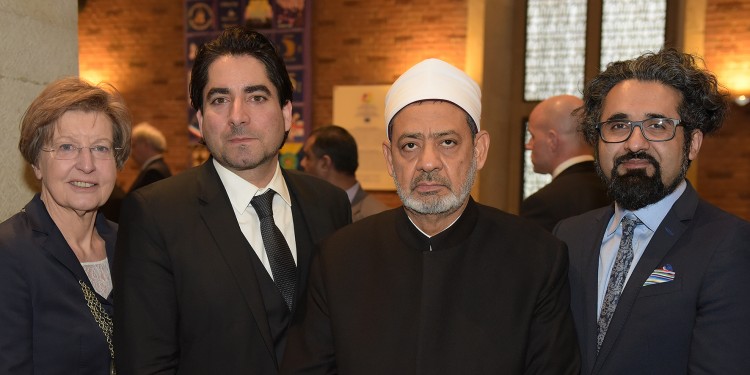 Sheikh Ahmed Mohammad al-Tayyeb (2nd from right) praised the commitment shown by Rector Prof. Ursula Nelles, and by the Director and Deputy Director of the Centre for Islamic Theology, Prof. Mouhanad Khorchide (2nd from left) and Dr. Milad Karimi, to the training of teachers of Islamic religious education.<address>© WWU - Peter Grewer</address>