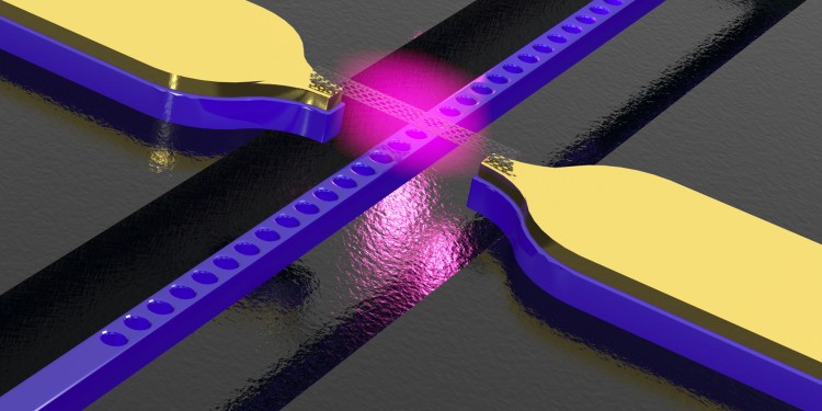 Kohlenstoff-Nanoröhre über einem photonischen Kristall-Wellenleiter mit Elektroden - die Struktur wandelt elektrische Signale in Licht.<address>© WWU</address>