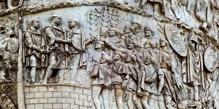 Kaiser Trajan spricht zu seinen Truppen anlässlich des ersten dakischen Krieges - Bilderzyklus auf Trajanssäule (113 n. Chr. geweiht), Rom, Trajansforum<address>© WWU - K. Grossat</address>
