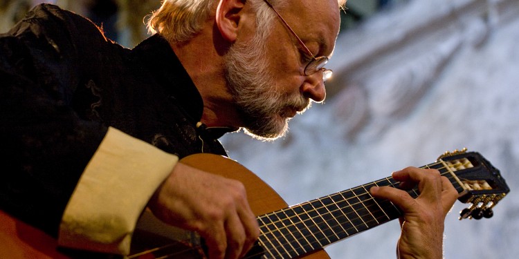 Mit Leidenschaft gestaltet Prof. Reinbert Evers seine Konzerte – an der Gitarre fasziniert ihn vor allem der Klang.<address>© Donatas Bagurskas</address>