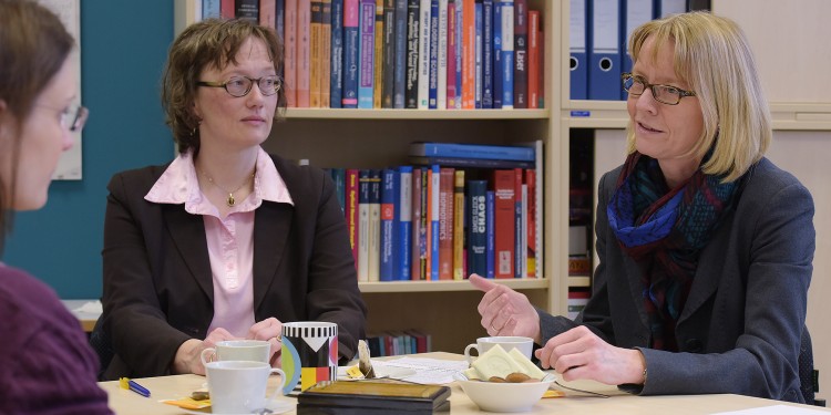 Prof. Dr. Heike Bungert (l.) und Prof. Dr. Cornelia Denz tauschen sich über Unterschiede im Umgang mit Fremdsprachen in den Natur- und in den Geisteswissenschaften aus.<address>© WWU - Peter Grewer</address>