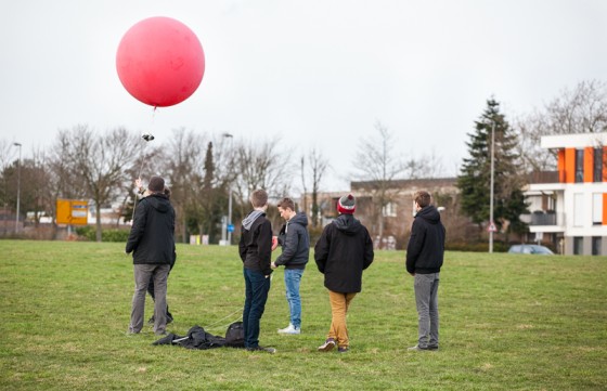 Den Jugendlichen steht auch jede Menge Technik zur Verfügung, darunter ein Wetterballon wie hier bei einem anderen Projekt des ifgi.<address>© Sergey Mukhametov</address>