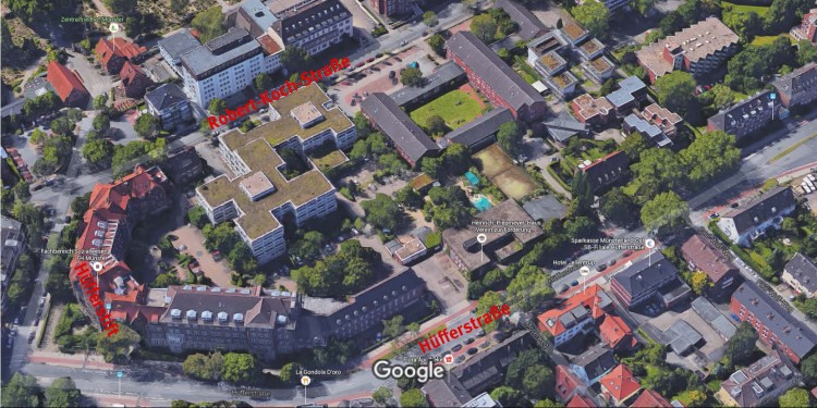 Auf diesem Areal soll der Hüffer-Campus entstehen: Rechts vom Hüfferstift (unten links) und entlang der Robert-Koch-Straße werden voraussichtlich der weiße Komplex (Nr. 26-28) und das nebenliegende Gebäude (Nr. 30) abgerissen werden und einem Neubaukomplex weichen.<address>© Bilder 2016 Google, Kartendaten 2016 GeoBasis-DE/BKG (2009)</address>