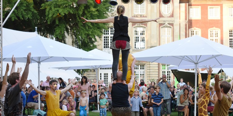 Akrobaten beim Schlossgartenfest 2015<address>© WWU - Peter Grewer</address>