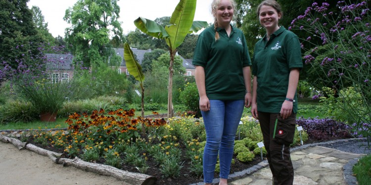 Johanna Wennemar (l.) und Marie Bäumker, Auszubildende im 3. Lehrjahr zur Gärtnerin der Fachrichtung Zierpflanzenbau. Die beiden haben einen Barfußpfad geplant und umgesetzt.<address>© Heimken - WWU</address>