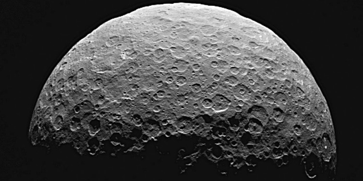 Diese Aufnahme der Dawn-Raumsonde zeigt die Nordseite von Ceres im Sonnenlicht. Der Asteroid hat einen Durchmesser von rund 950 Kilometern.<address>© NASA/JPL-Caltech/UCLA/MPS/DLR/IDA</address>