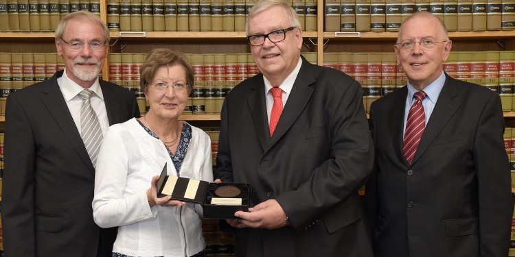 Rektorin Prof. Dr. Ursula Nelles überreichte Dr. Paul-Otto Faßbender die Universitätsmedaille. Links: Prof. Dr. Dirk Ehlers (Kuratoriumsvorsitzender der Harry-Westermann-Stiftung), rechts: Dekan Prof. Dr. Janbernd Oebbecke<address>© WWU / Peter Grewer</address>