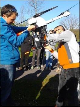 Studierende und Betreuer bereiten einen Miniatur-Quadrocopter für den Einsatz vor. Dieses Luftfahrzeug - auch "Drohne" genannt - wird in der Geoinformatik eingesetzt, um Geodaten aus der Luft zu sammeln.<address>© ifgi/Tami Palmer</address>