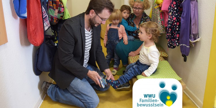 Münster University offers its staff a variety of childcare services. Our picture shows Javier Ramon (left) collecting his son, Nilo, from the &quot;Zauberschloss&quot; daycare facility, on Hittorfstraße, where three nursery school teachers look after nine children.<address>© WWU/Peter Grewer</address>