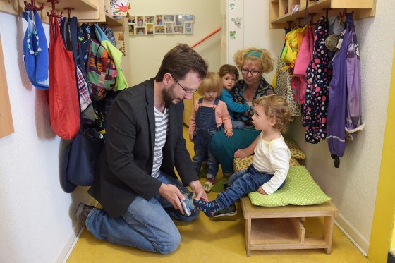 Münster University offers its staff a variety of childcare services. Our picture shows Javier Ramon (left) collecting his son, Nilo, from the "Zauberschloss" daycare facility, on Hittorfstraße, where three nursery school teachers look after nine children.<address>© WWU/Peter Grewer</address>