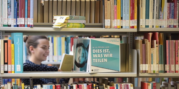 Beliebte Literatur: Die Bibliothek im Haus der Niederlande der WWU hält für Studierende und Gäste ein breites Angebot vor.<address>© WWU - Peter Grewer</address>