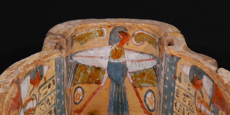 Am Kopfende des Mumien-Sargs: der ägyptische &quot;Seelenvogel&quot;.<address>© WWU - Archäologisches Museum</address>