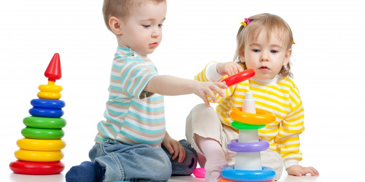 Hilfe beim Spielen: Kinder erkennen schon früh, wenn eine andere Person Unterstützung benötigt.<address>© colourbox.de</address>