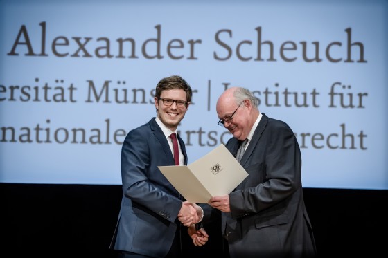 Der Präsident der AWK NRW, Prof. Dr. Wolfgang Löwer, gratuliert Dr. Alexander Scheuch zur Aufnahme ins Junge Kolleg.<address>© AWK NRW</address>