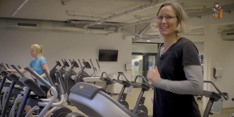 Sportwissenschaftlerin Prof. Dr. Karen Zentgraf (r.) demonstriert bei der "Kinder-Uni vor Ort" am 17. März, was in Kopf und Körper passiert, wenn wir Sport machen.<address>© WWU/Kinder-Uni</address>