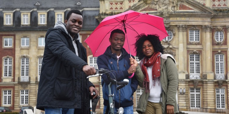 Blicken zufrieden auf ihr Auslandssemester in Münster zurück: Ibrahim Etoughe, Clarck-Warren Mawomba und Bernette Snell Moussavou Guiyedi (von links).<address>© Julia Schwekendiek/WWU</address>