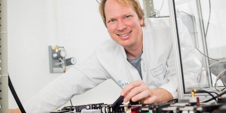 Biohysiker Prof. Timo Betz freut sich über eine internationale Forschungsförderung.<address>© CiM/Peter Leßmann</address>