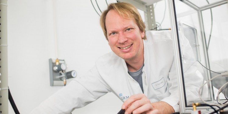 Biophysicist Prof. Timo Betz is delighted at the international research funding.<address>© CiM/Peter Leßmann</address>