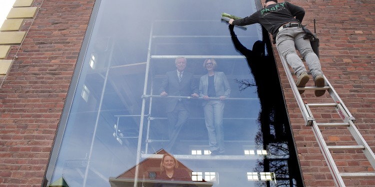 Ortstermin vor dem Mammutfenster: Prorektorin Prof. Monika Stoll (unten), Hans-Bernd Wolberg (DZ Bank) und Anja Najda (Universität Münster).<address>© WWU/Peter Grewer</address>