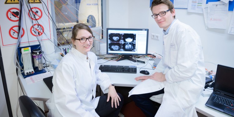 Chemist Rebecca Buchholz (left) and physician Dr. Max Masthoff (right) are receiving funding for their first independent research project. They are developing a new contrast agent for MRI images<address>© CiM/Jean-Marie Tronquet</address>