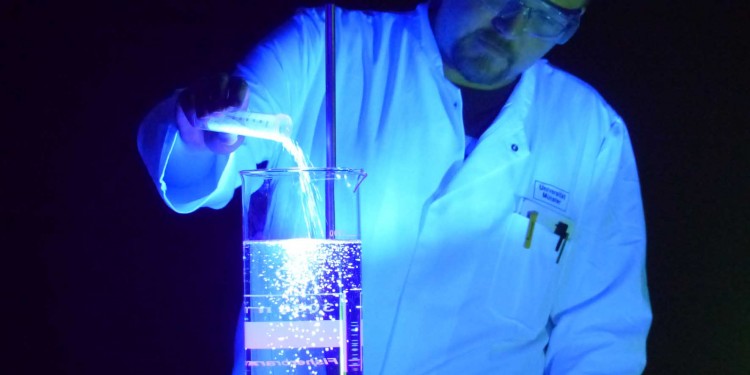 Experimente zum Thema Licht waren Bestandteil der Landesrunde des Wettbewerbs &quot;Chemie – die stimmt!“, die im März an der WWU stattfand.<address>© Fachbereich 12 / WWU</address>