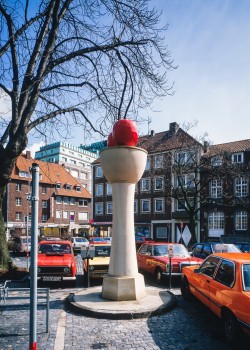 Die Kirschensäule von Thomas Schütte garniert den Harsewinkelplatz seit den "Skulptur Projekten" im Jahr 1987.<address>© LWL - Rudolf Wakonigg</address>