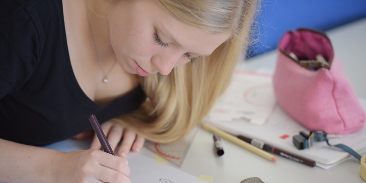 Mit viel Fingerspitzengefühl: Studentin Charlotte Mewis fertigt mit einem Tuschestift ihre Reinzeichnung an.<address>© WWU/Peter Grewer</address>