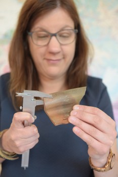 Autorin Kathrin Nolte beim Vermessen einer Tonscherbe.<address>© WWU/Peter Grewer</address>