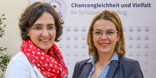 Dr. Patricia Göbel (l.) und Prof. Dr. Maike Tietjens freuten sich über die Auszeichnung.<address>© Thomas Range/TOTAL E-QUALITY Deutschland e. V</address>