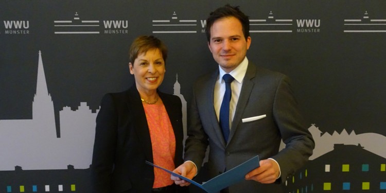 Preisträger Dr. Fabian Riegler mit Dekanin Prof. Dr. Theresia Theurl<address>© WWU/Lukas Holling</address>