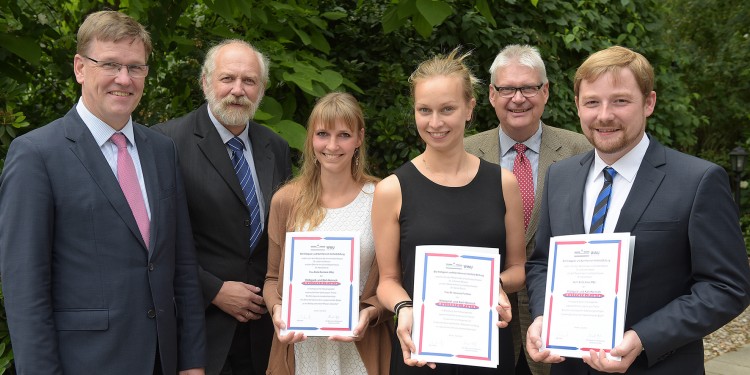 Drei Gratulanten und drei Preisträger (v.l.n.r.): Rektor Prof. Dr. Johannes Wessels, Dekan Prof. Dr. Harald Strauß, Stella Rombeck, Dr. Vanessa Fichtner, Prof. Dr. Heinrich Bahlburg und Andre Heck<address>© WWU/Peter Grewer</address>