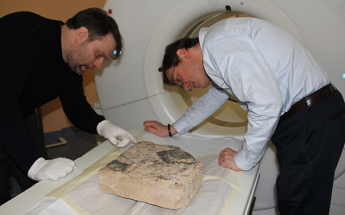 Jan Graefe (l.) und Radiologe Boris Buerke gehen dem Stein mithilfe eines Computertomografen am Universitätsklinikum Münster auf den Grund.© UKM - Kai Heddergott