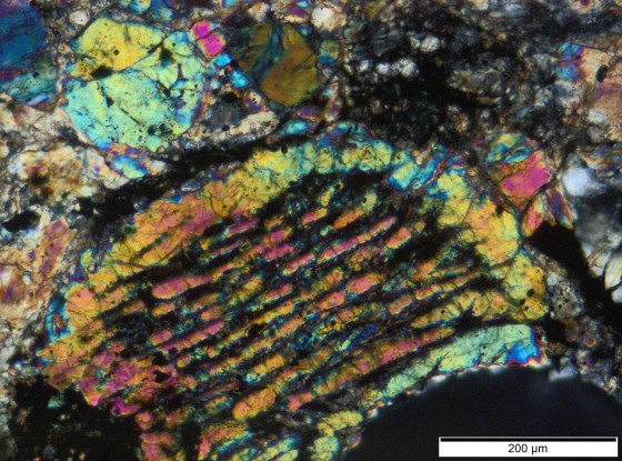 Mikroskopische Aufnahme einer sogenannten Gefügeeinheit innerhalb des Renchen-Meteoriten<address>© WWU/Addi Bischoff</address>