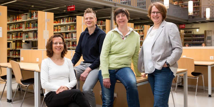 Advising postdocs and receiving support on their way to a professorship (from left:) Maria Homeyer from the International Office, Dr. Fabian Dielmann from the Institute of Inorganic and Analytical Chemistry, associate professor Dr. Syrinx von Hees from the Institute of Arabic and Islamic Studies and Helga Soer-Sodmann from the research support and advice service SAFIR.<address>© WWU - Peter Leßmann</address>