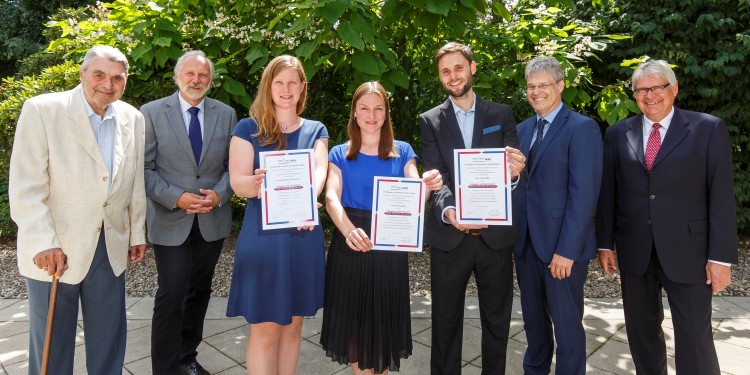 Vier Gratulanten und drei Preisträger (v.l.n.r.): Prof. Dr. Karl-Heinrich Heitfeld, Dekan Prof. Dr. Harald Strauß, Dr. Sigrid Richter-Brockmann, Anna Saupe, Till Söte, Prorektor Prof. Dr. Michael Quante und Prof. Dr. Heinrich Bahlburg<address>© WWU - MünsterView</address>