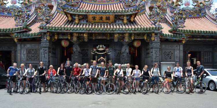 Mit den Fahrrädern vor dem Guandu-Tempel<address>© privat</address>