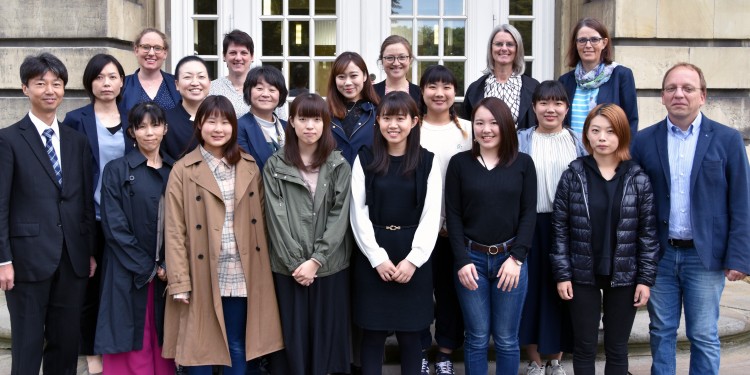 Kooperation mit japanischer Universität: Zwölf Lehramtsstudentinnen und ein Hochschullehrer besuchen das ZfL der WWU, um die Lehrerbildung in Deutschland kennenzulernen.<address>© WWU - Kathrin Nolte</address>