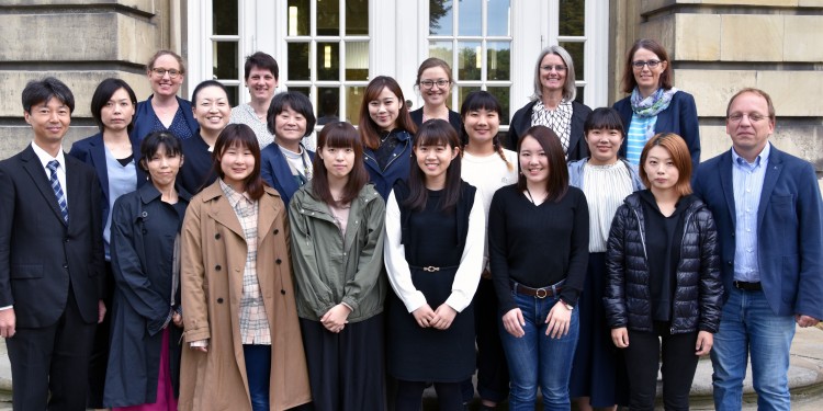 Cooperation with Japanese University: Twelve teacher training students and one professor visit WWU&#039;s ZfL to get to know teacher training in Germany.<address>© WWU - Kathrin Nolte</address>