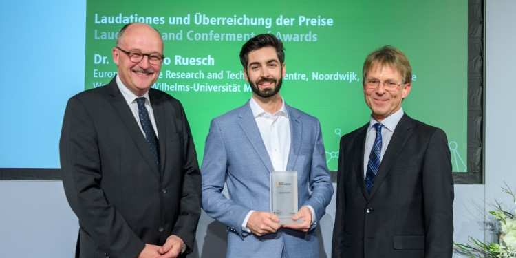 Dr. Ottaviano Ruesch (centre) received the Sofja Kovalevskaja Award from Dr. Michael Meister, Parliamentary State Secretary at the Federal Ministry of Education and Research (left), and Prof. Hans-Christian Pape, President of the Humboldt Foundation (right).<address>© Humboldt Foundation/Peter Himsel</address>