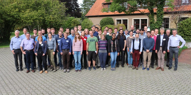 The PhD students at the Research Training Group in Particle Physics with the two spokespersons Prof. Michael Klasen and Prof. Christian Weinheimer (right).<address>© privat</address>