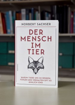 Das Buch "Der Mensch im Tier" von Prof. Dr. Norbert Sachser dient als Grundlage für die neue Veranstaltungsreihe.<address>© WWU - Kathrin Kottke</address>
