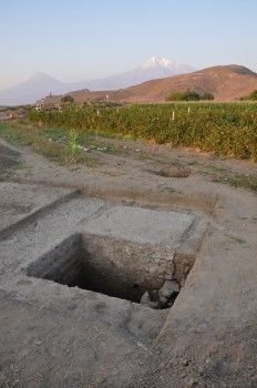 Im Hintergrund der Grabungsfläche befindet sich der Hügel Artaxatas mit dem Kloster Khor Virap vor dem Berg Ararat.<address>© Artaxata-Projekt</address>