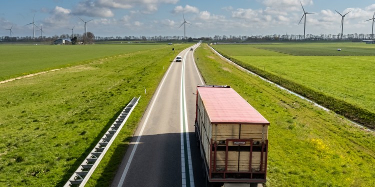 Um das von den Vereinten Nationen gesetzte strategische Ziel einer emissionsfreien Gesellschaft bis 2050 zu erreichen, muss neben dem Personenverkehr auch der Gütertransport unabhängig von fossilen Brennstoffen werden. (Symbolfoto)<address>© unsplash.com - Sven Brandsma</address>