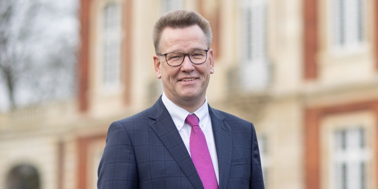 Rector Prof. Johannes Wessels talks in this interview about research collaborations and possible help for Ukrainians and Russians at the University of Münster.<address>© Münster University - Peter Leßmann</address>