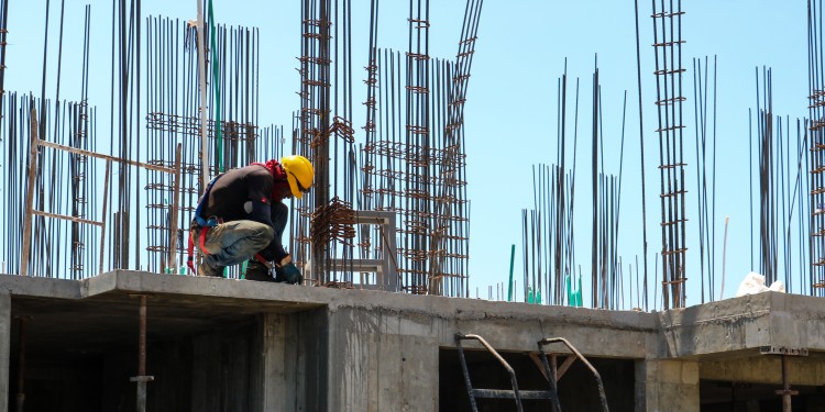Viele Arbeitsmigranten arbeiten auf dem Bau im Ausland.<address>© Unsplash - Ivan Henao</address>