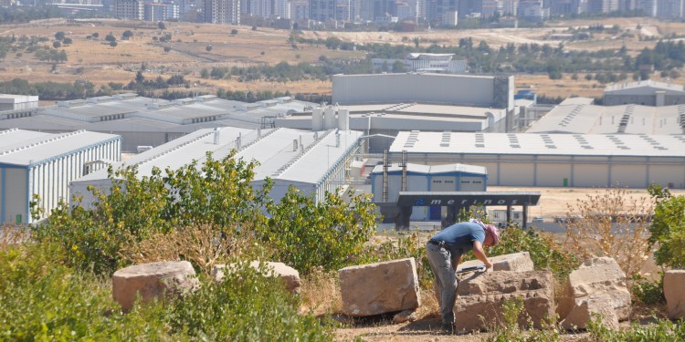 Blick über das Grabungsfeld mit der Stadt Gaziantep im Hintergrund im Sommer 2022.<address>© WWU - Forschungsstelle Asia Minor</address>
