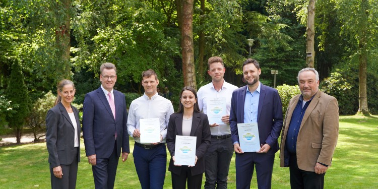 Prof. Dr. Christine Achten (Institut für Geologie und Paläontologie, l.), Rektor Prof. Dr. Johannes Wessels (2.v.l.) und Prof. Dr. Norbert Hölzel (Dekan des Fachbereichs Geowissenschaften) gratulierten Leonard Gross (v.l.n.r.), Ezgi Keskin, Dr. Simon Schurr und Dr. Till Söte.<address>© WWU - Sophie Pieper</address>