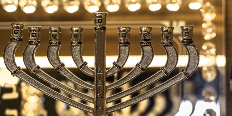 Der Chanukka-Leuchter steht für das achttägige jüdische Lichterfest.<address>© shamash 4664437, Ri Butov on pixabay</address>
