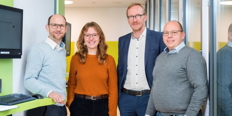 Besuch im Lernzentrum (v.l.n.r.): Dr. Helmut Ahrens (Ärztliche Leitung der „LIMETTE“) und Franziska Köster (Medizinstudentin und Co-Leiterin des Siegerprojekts) stellten Dirk Ruiss sowie Christian Breidenbach (beide: vdek NRW) die prämiierte Lehrveranstaltung vor.<address>© Uni MS - M. Heine</address>