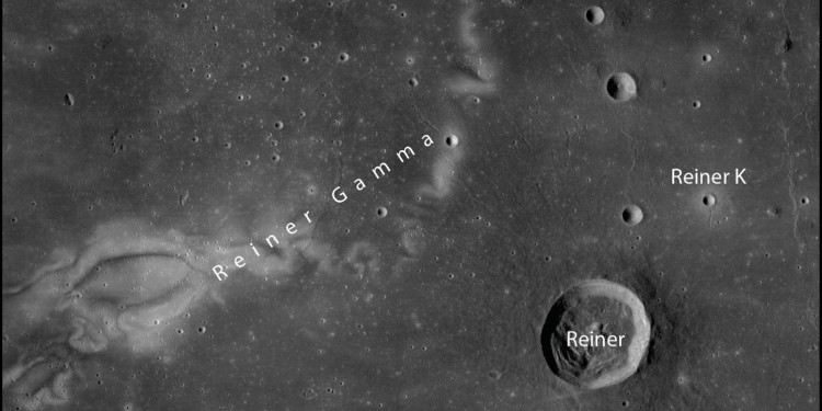 Die in der Arbeit entdeckten meterhohen Felsen befinden sich in der Nähe des Kraters Reiner K in der Region „Reiner Gamma“, die eine magnetische Anomalie aufweist.<address>© NASA LRO/NAC</address>